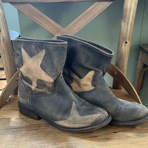 Umberto Raffini Lucky Suede Star Boots